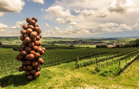 Skulptur "ohne Titel 2005" in der Riede Käferberg, © Point of View / Robert Herbst