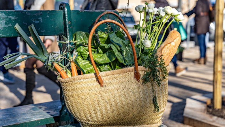 Einkaufen am Genussmarkt, © AdobeStock